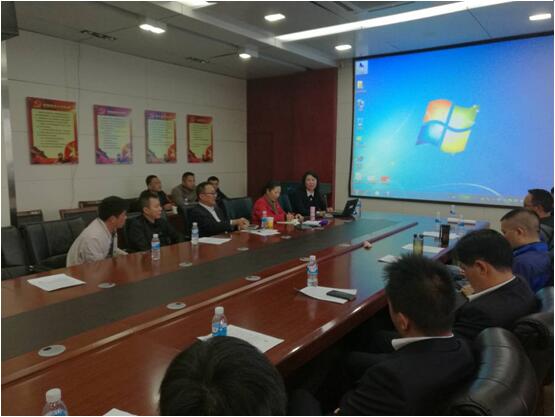 保山移动综合部总司理李梅（前排右一）在培训会上讲话。。