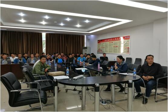 腾博汇游戏官网办公室主任宋洋（右二）在清静培训会上宣贯腾博汇游戏官网公司车辆治理制度和清静执律例则。。。。。